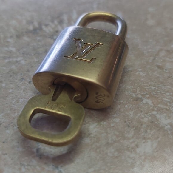 Louis Vuitton GOLD Lock & Key Gold tone Authentic. Number #304 with Chain - Picture 4 of 7